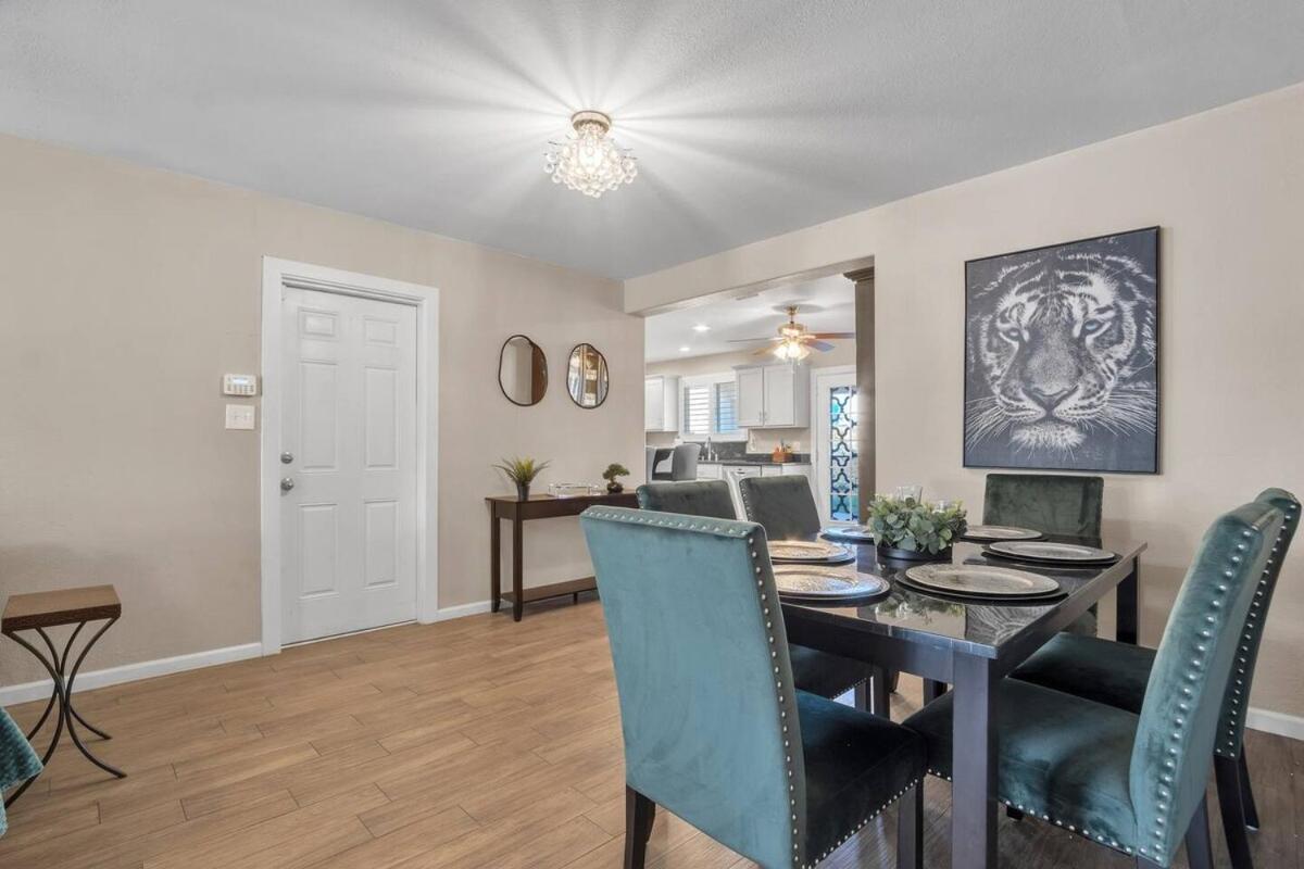 Perfect Spacious Escape With Heated Pool And Villa